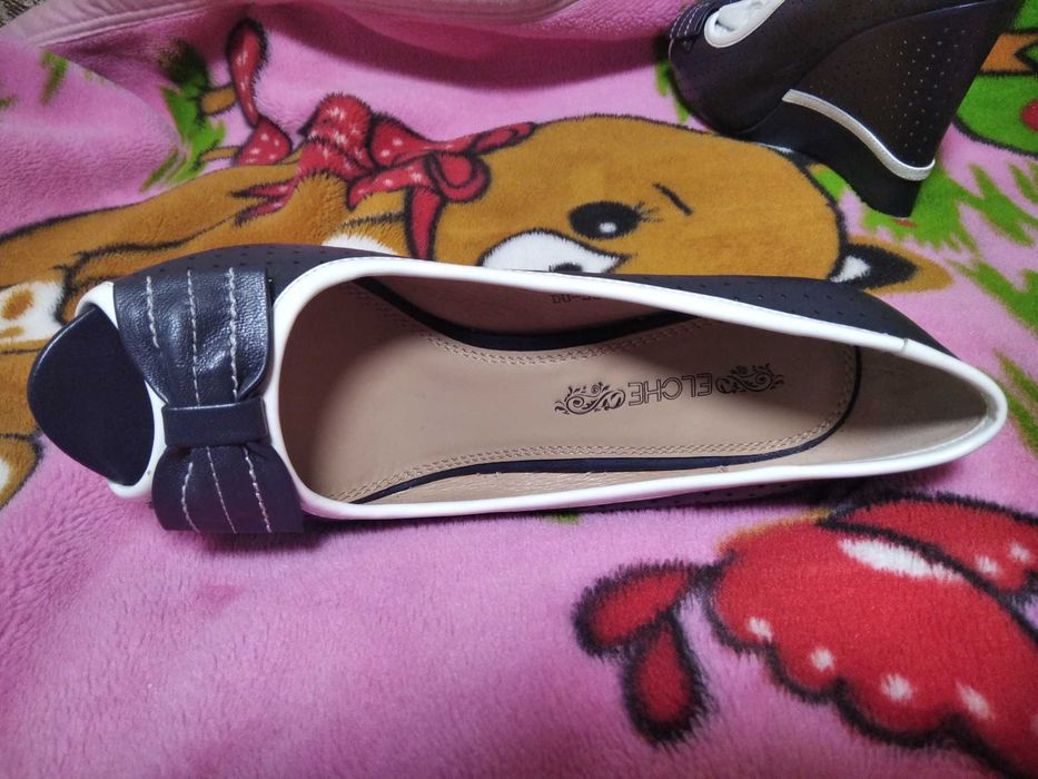 Босоніжки на танкетці