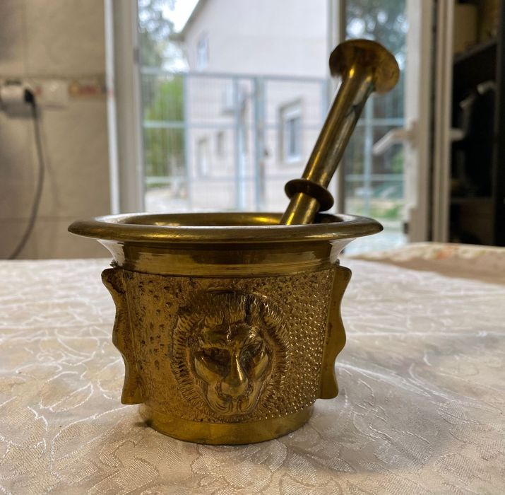Almofariz antigo em latão com pilão – cabeça de leão decorativa