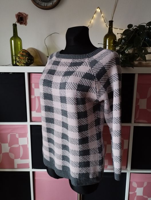 Sweter pudrowy róż szary w kwadraty kratkę