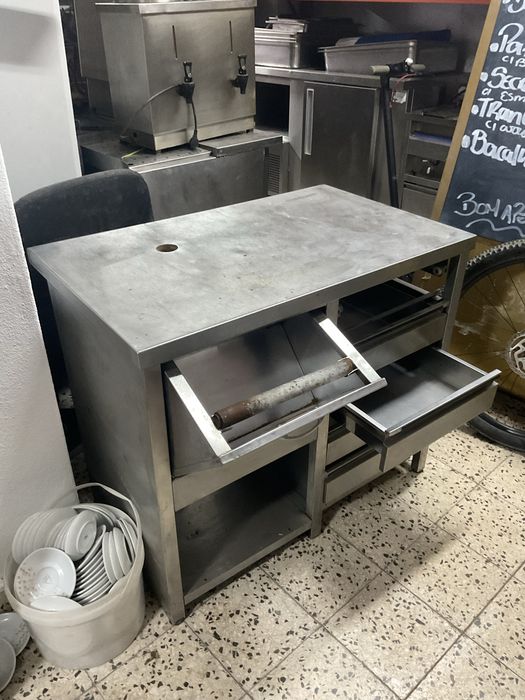 Bancada ,  mesa com lava louça  e portas