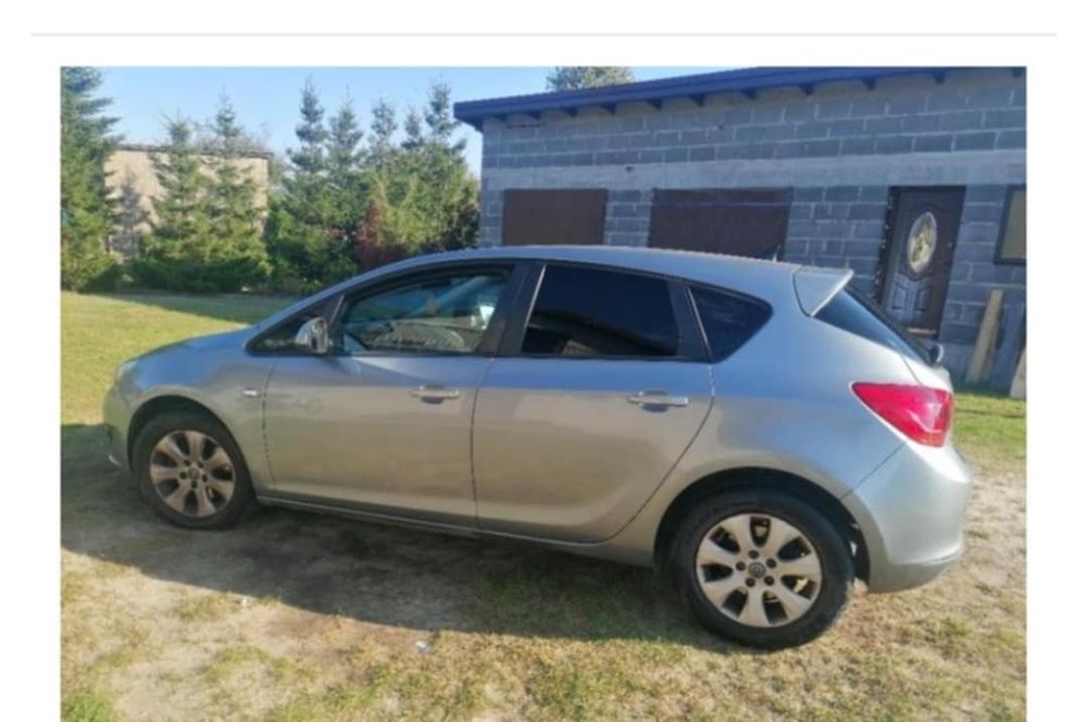 Srebrny opel Astra J