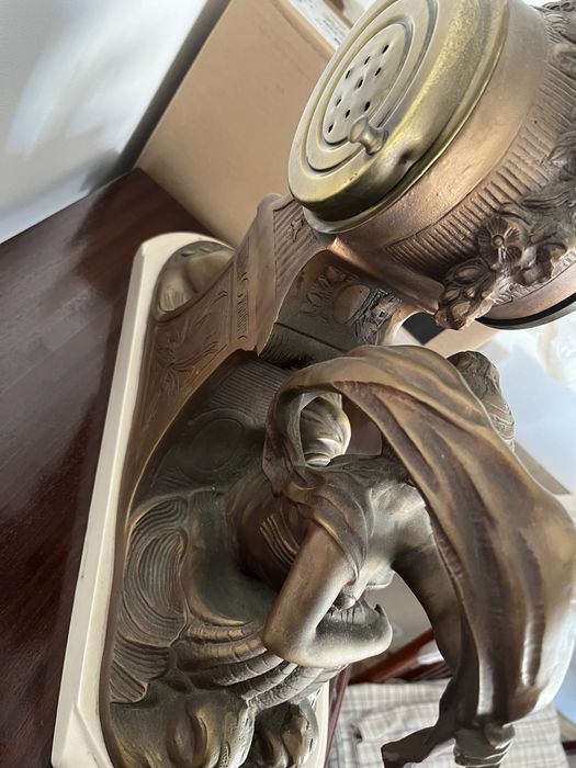 Relógio em mármore e bronze