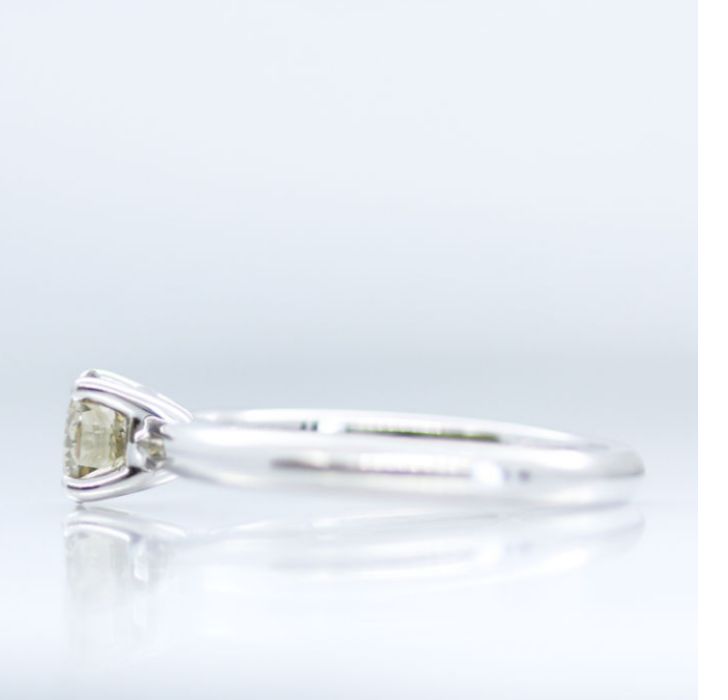 Pierścionek 18kt nat. diament 0.59ct rozm. 13/53 kol. fancy certyfikat