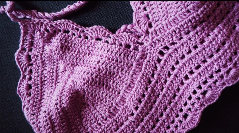 Szydełkowy fioletowy top braletka