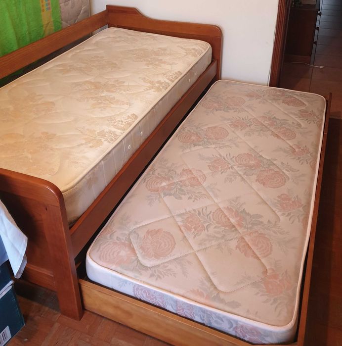 Cama dupla com colchões.