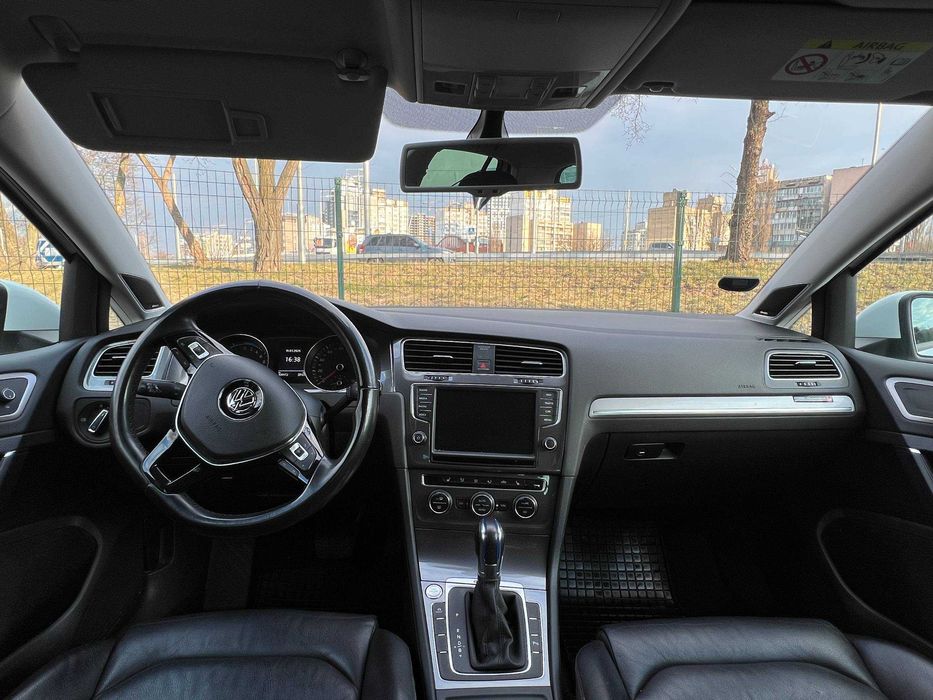 Оренда електромобіля Volkswagen e-Golf Highline