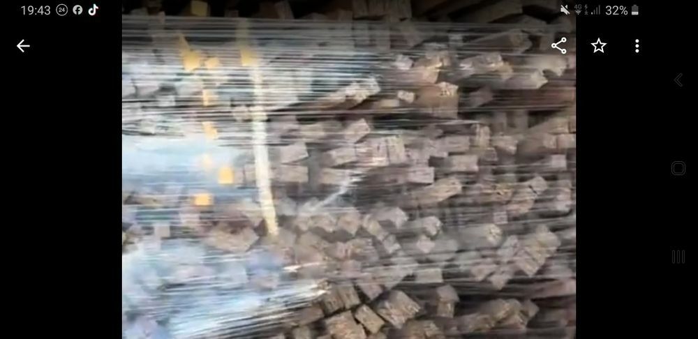 Дрова- відрізки із пресованої тирсоплити.