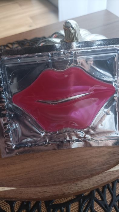 Zestaw kosmetyków, krem do rąk, maski do twarzy i ust, balsam do ust,