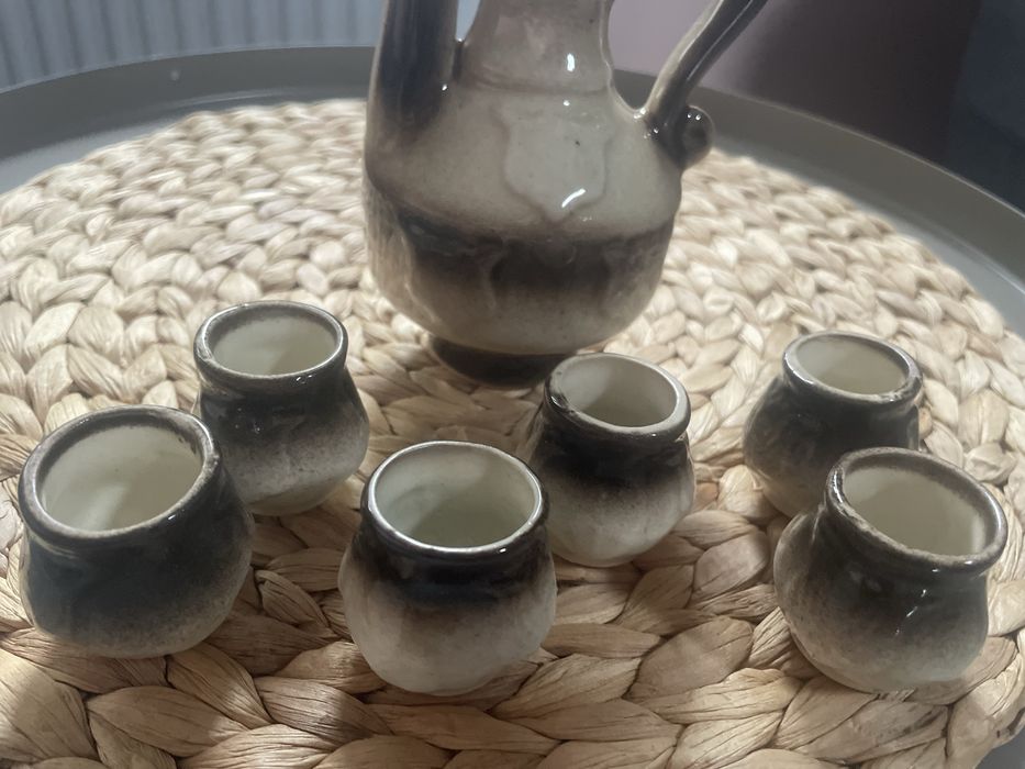 Zestaw ceramiczny – karafka + 6 kieliszków (PRL / retro)