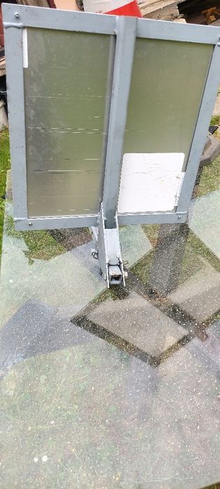 Tablica ostrzedawcza ładunku oraz pachołek