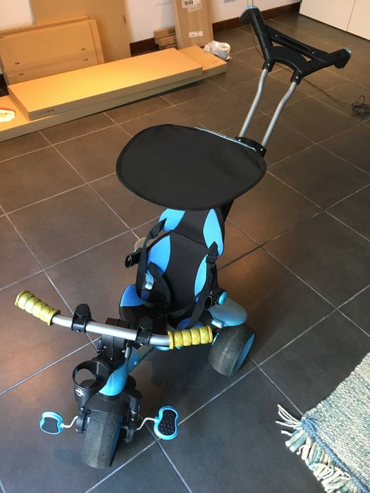 Triciclo com volante para bebé