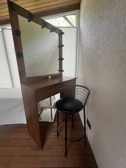 Косметичний столик з підсвіткою