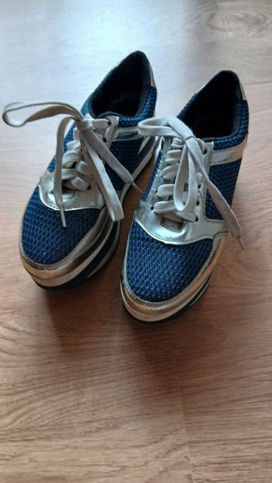 Sapatilhas azuis e prateadas