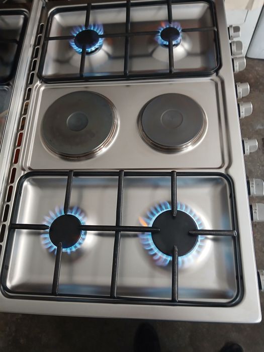 Vendo fogão semi-industrial com 4 bocas a gás, 2 elétricas e forno eléctrico.