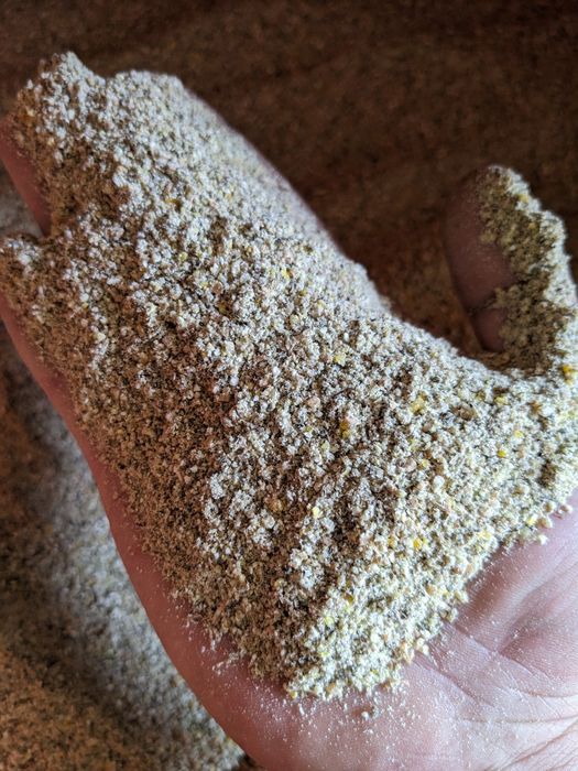 Збалансований корм для перепілок та курей несучок