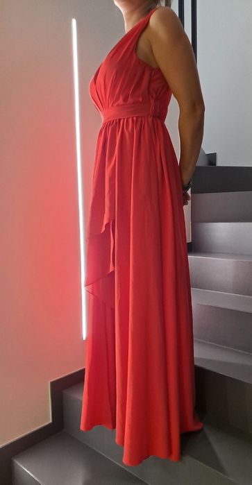 Długa czerwona elegancja sukienka z dekoltem i plecami w V