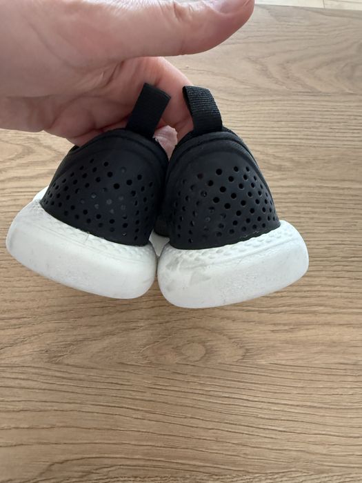 Sneakersy czarne z białą podeszwą Crocs LiteRide rozmiar J1 EUR 32-33