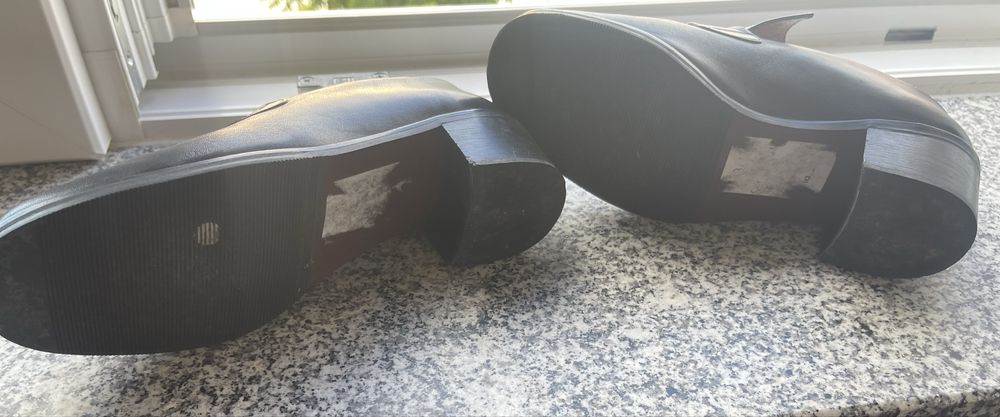 Sapatos cor preto e castanho