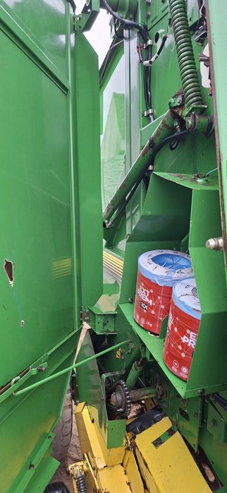 Prasa rolująca John Deere 580 szeroki podbieracz.