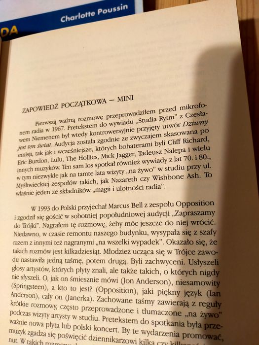 Przy mikrofonie. Piotr Kaczkowski.