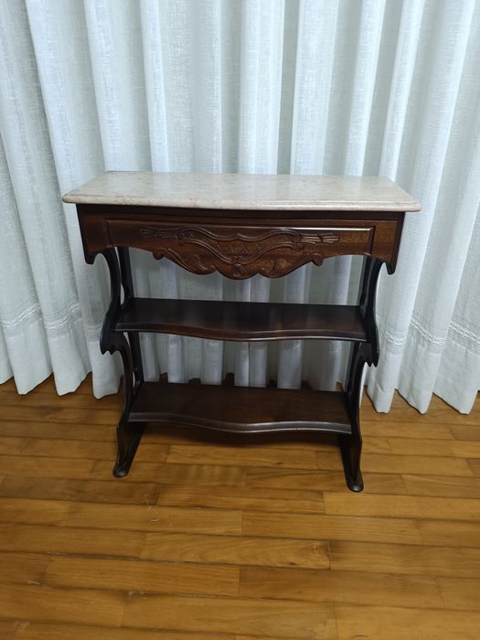 Mesa antiga de apoio restaurada em madeira maciça de mogno.