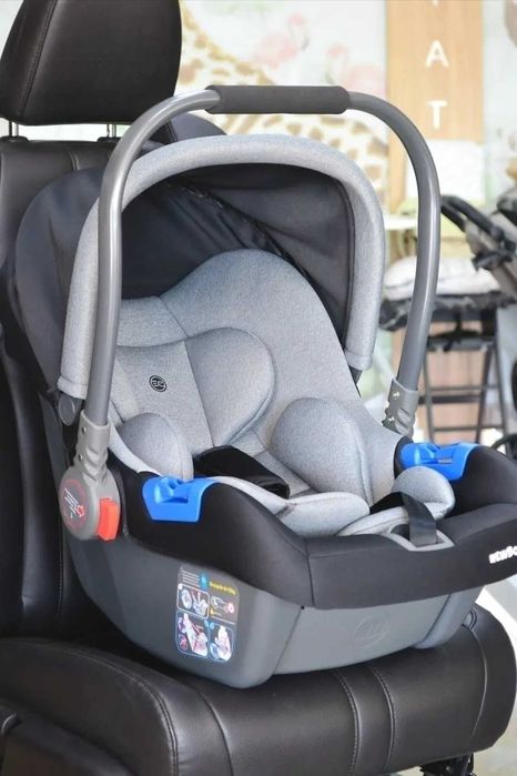детское серое автокресло 0+ с ручкой и защитой от солнца