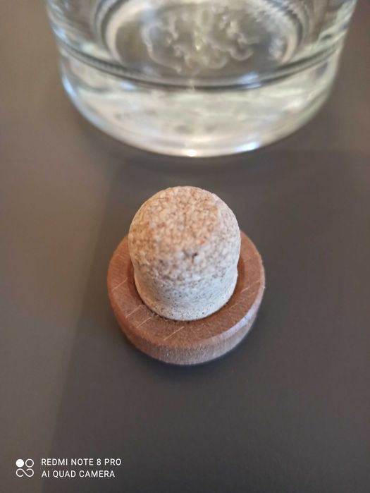 Butelka z korkiem, sygnowana, trzy małpki, 2 szt