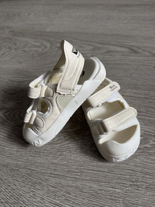 Босоніжки дитячі білі