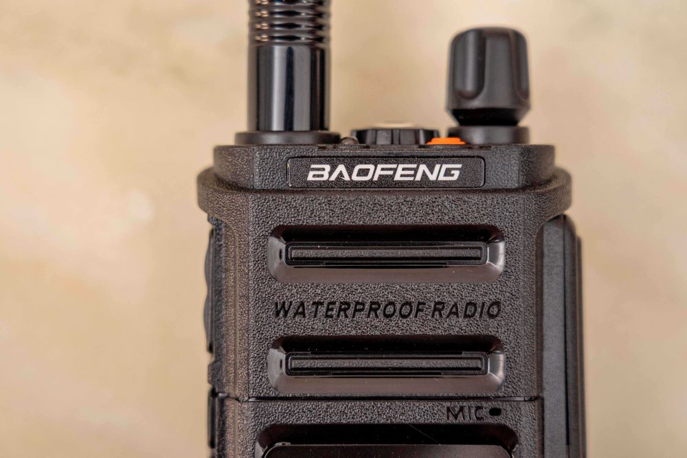 Walkie-talkie, radio amador.Baofeng UVR9 Pro
VHF/UHF
Robusto e á prova