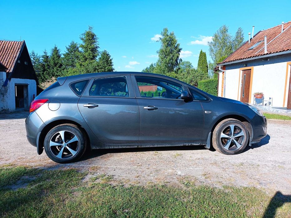 Opel Astra J 1.6 pewne auto