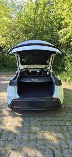 Tesla  model Y 2025