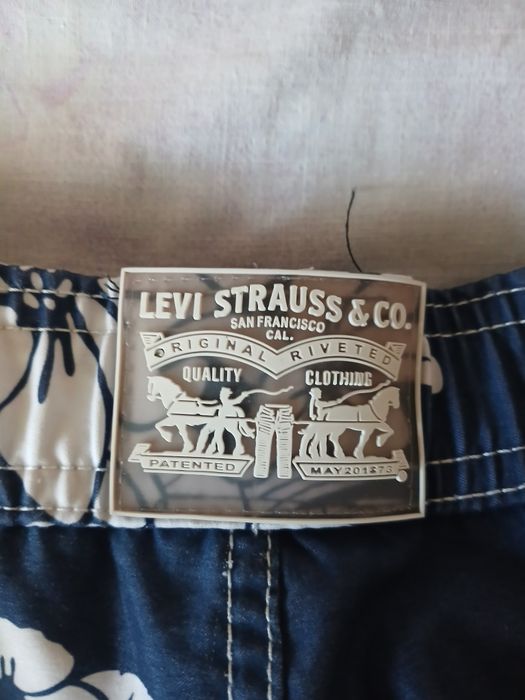 Продам шорти Levis