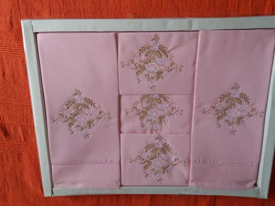 Pano de Camila em Renda; Lençóis Bordados e Colcha Bordada Novos