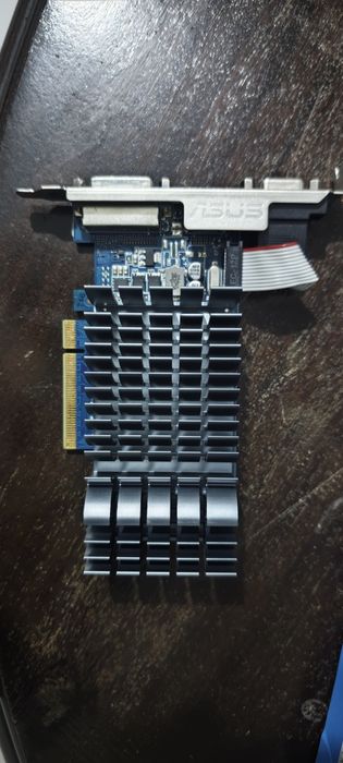 Placa gráfica GT 710 2GB