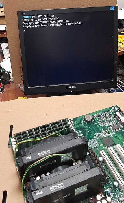 Материнская плата P6DGE серверная раритет 2 процессора pentium 2 slot1