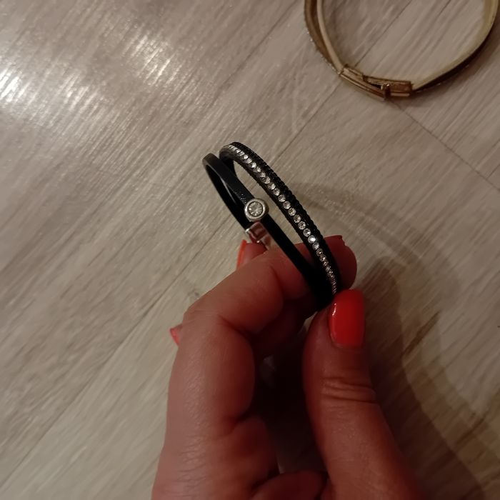 Zestaw bransoletek skórzane z kamieniami na gumce