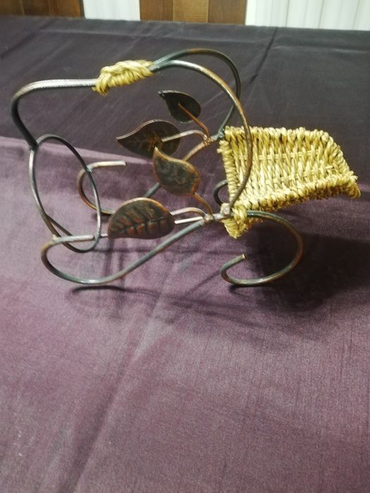 Stojak na wino metalowy