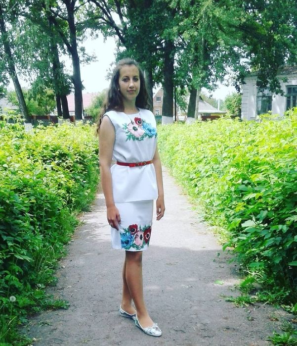 Вишита сукня(блуза і спідниця) . Ручна робота-квіти вишиті бісером