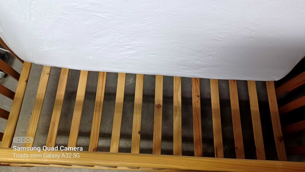 Cama para bebé em madeira