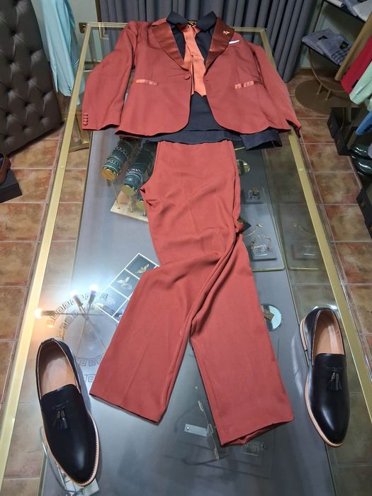 Fato + camisa + gravata + pingente + sapato