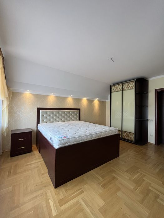 Продається будинок пл. 244 м2 в передмісті Івано-Франківська