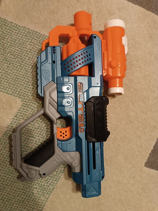 Nerf Elite 2.0 commander z celownikiem i pasem