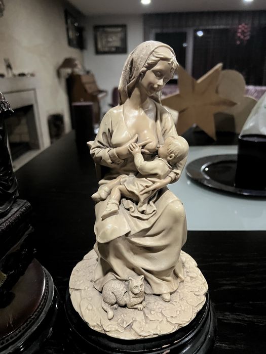 Estatuetas mãe pobre e mãe rica