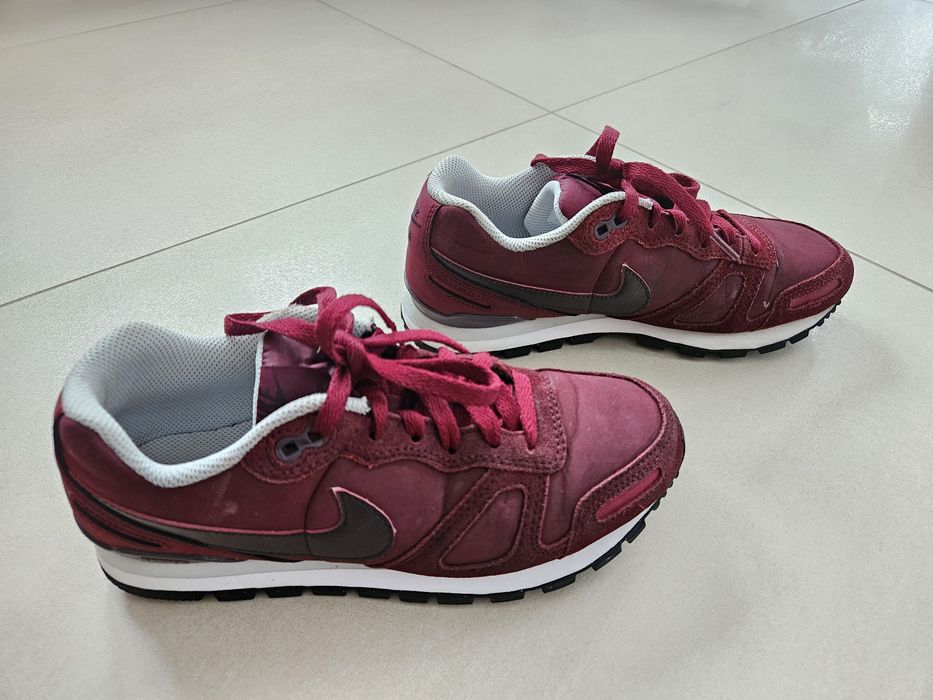Buty sneakersy Nike Air, kolor bordowy, rozmiar 38,5cm
