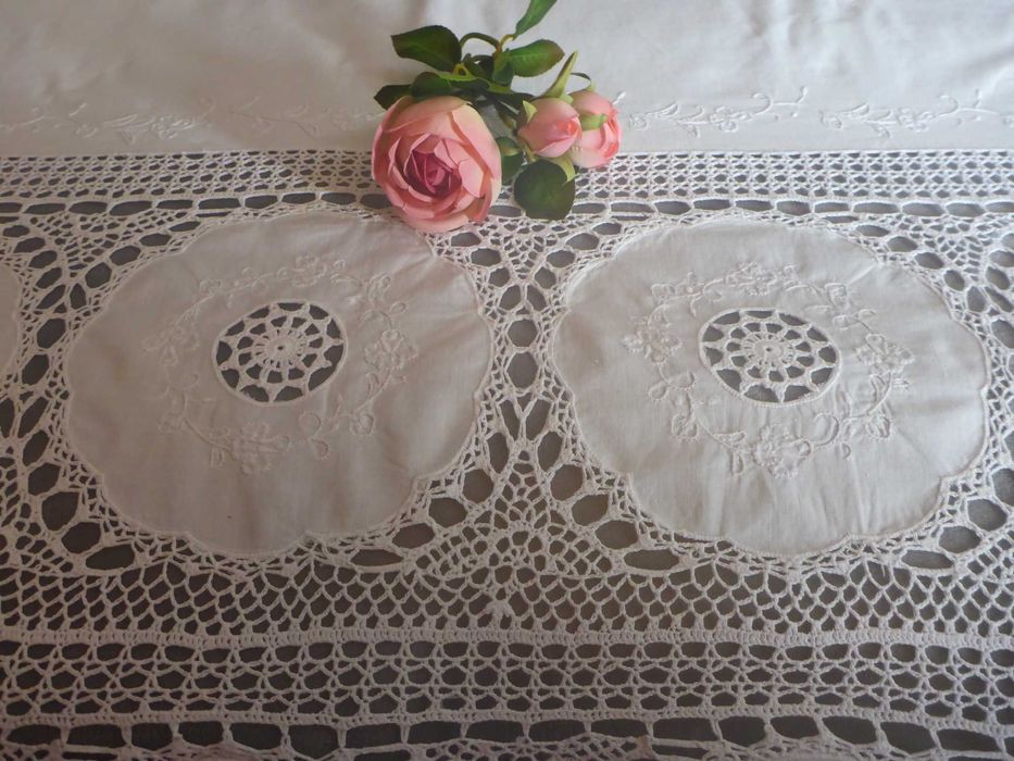 Grande toalha retangular ovalada , linho bordado á mão crochet 240x160