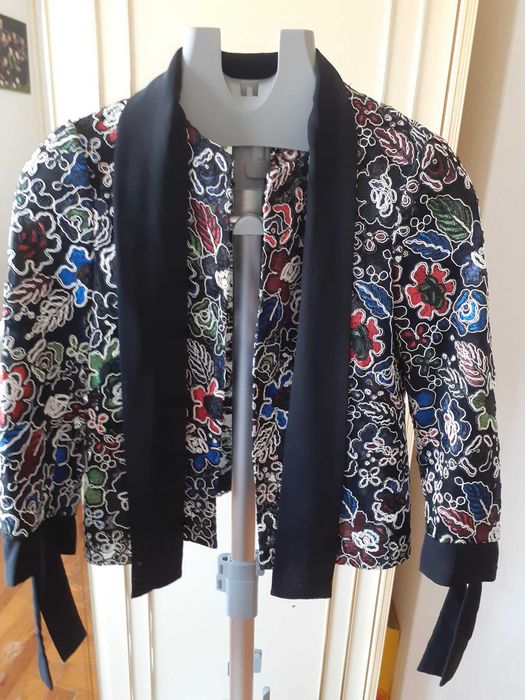 Casaco preto com bordado da Zara