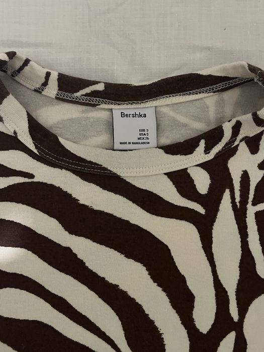 Bershka бежева укорочена футболка