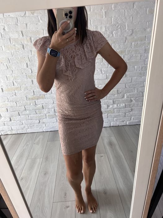 Sukienka z falbaną koronkowa pudrowy róż Mohito XS