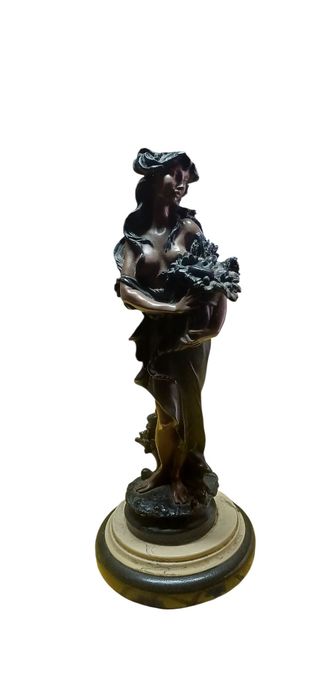 Estátua de bronze jovem ou deusa