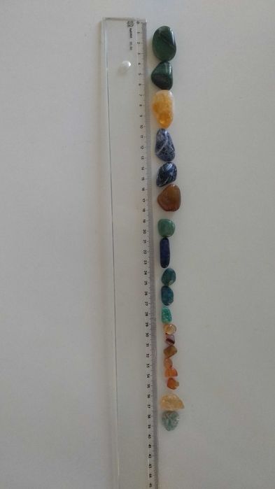 conjunto de 19 pedras semipreciosas e colar de malha em metal